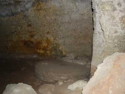 Ipogeo Torre Rossa: i resti di una ruota in pietra utilizzata per la spremitura delle olive